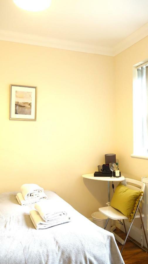 Heathrow Ensuite Rooms- Auto Check In London Exteriör bild
