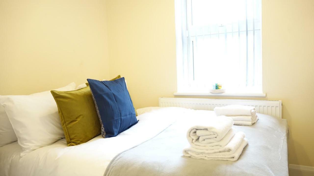 Heathrow Ensuite Rooms- Auto Check In London Exteriör bild