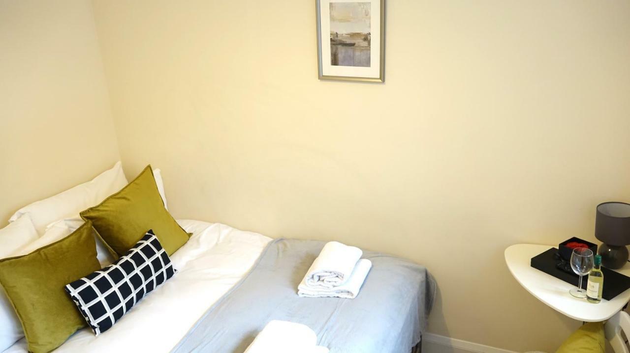 Heathrow Ensuite Rooms- Auto Check In London Exteriör bild