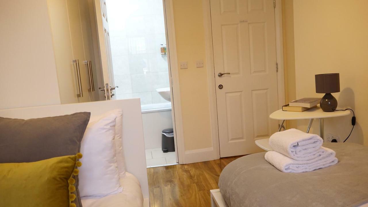 Heathrow Ensuite Rooms- Auto Check In London Exteriör bild