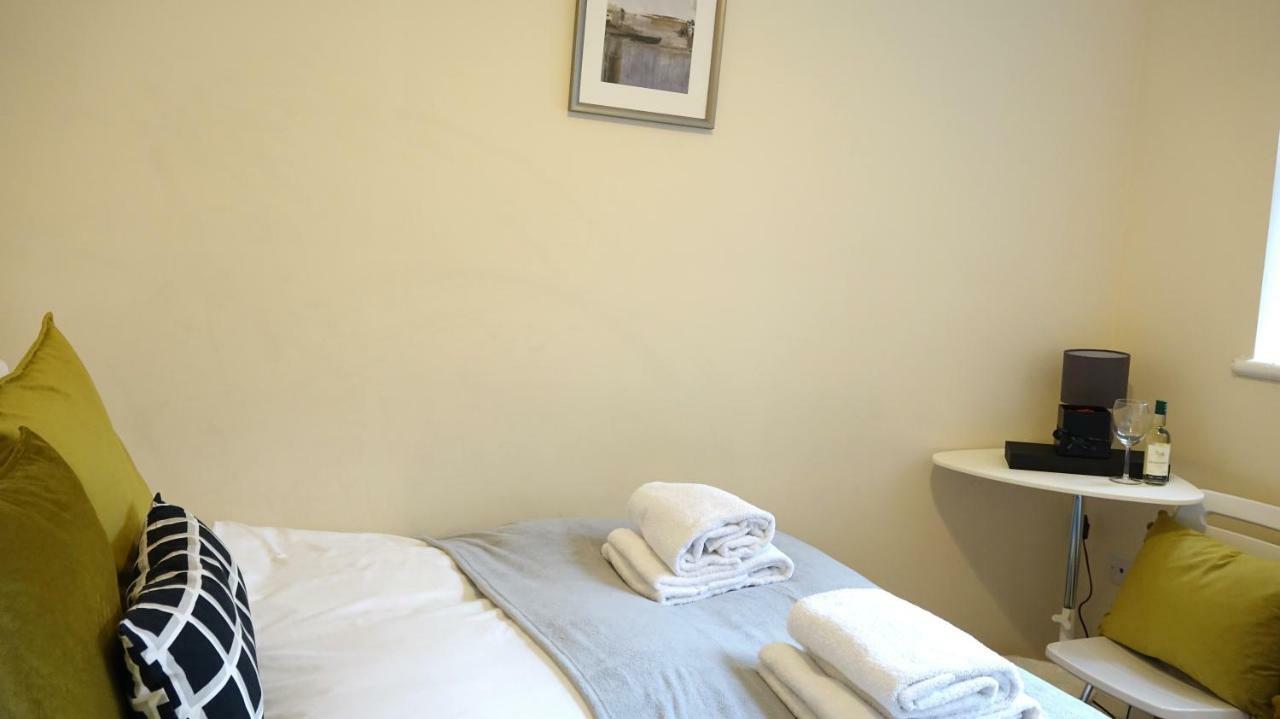 Heathrow Ensuite Rooms- Auto Check In London Exteriör bild