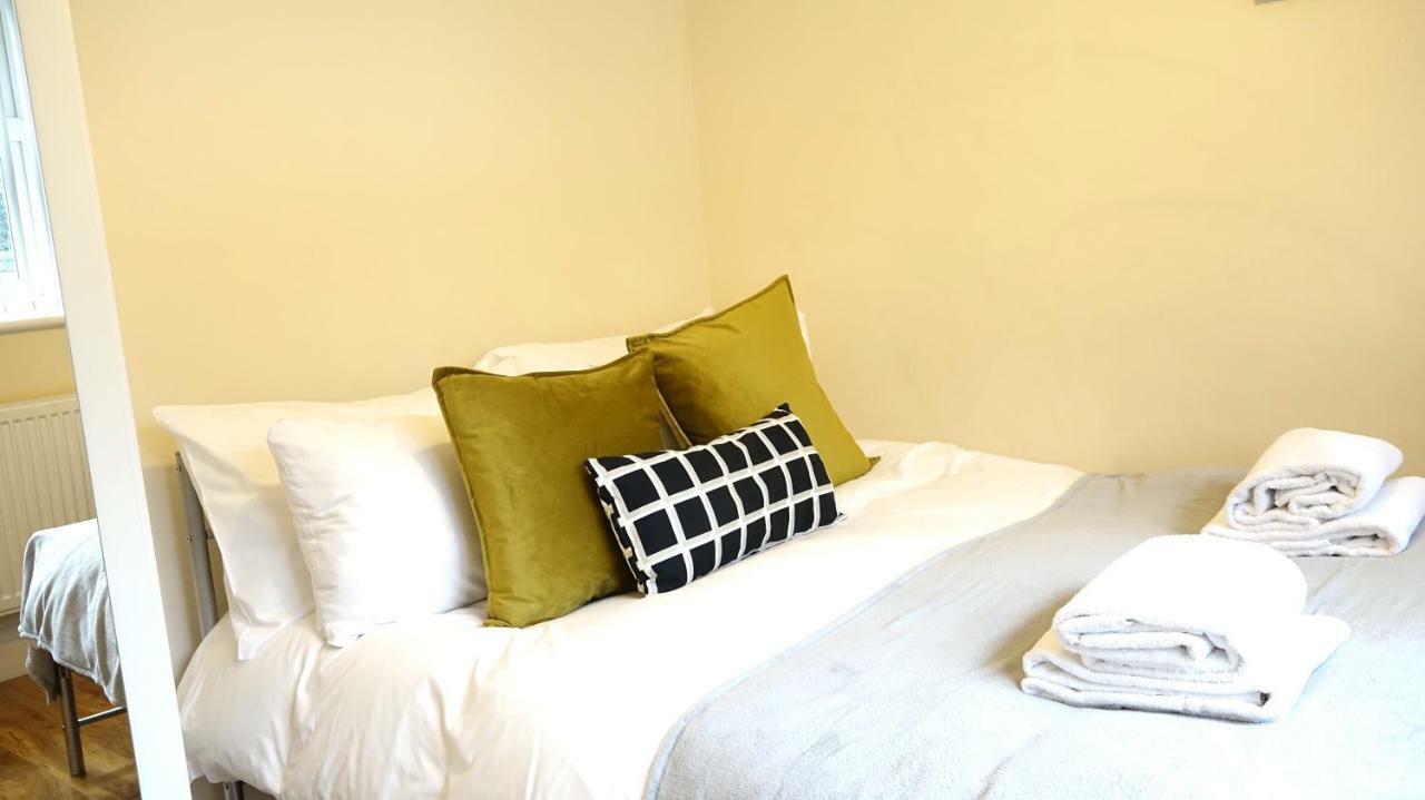 Heathrow Ensuite Rooms- Auto Check In London Exteriör bild