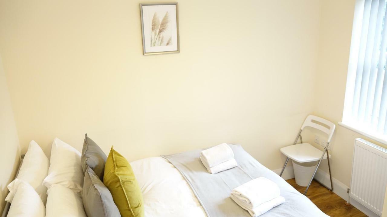 Heathrow Ensuite Rooms- Auto Check In London Exteriör bild