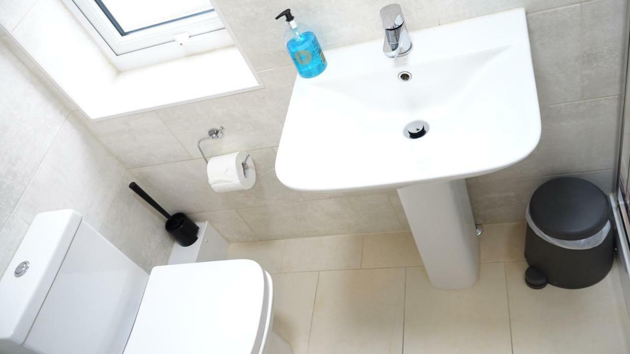 Heathrow Ensuite Rooms- Auto Check In London Exteriör bild