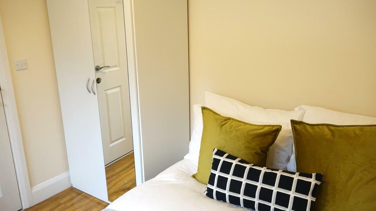 Heathrow Ensuite Rooms- Auto Check In London Exteriör bild