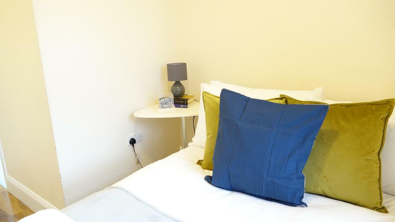 Heathrow Ensuite Rooms- Auto Check In London Exteriör bild