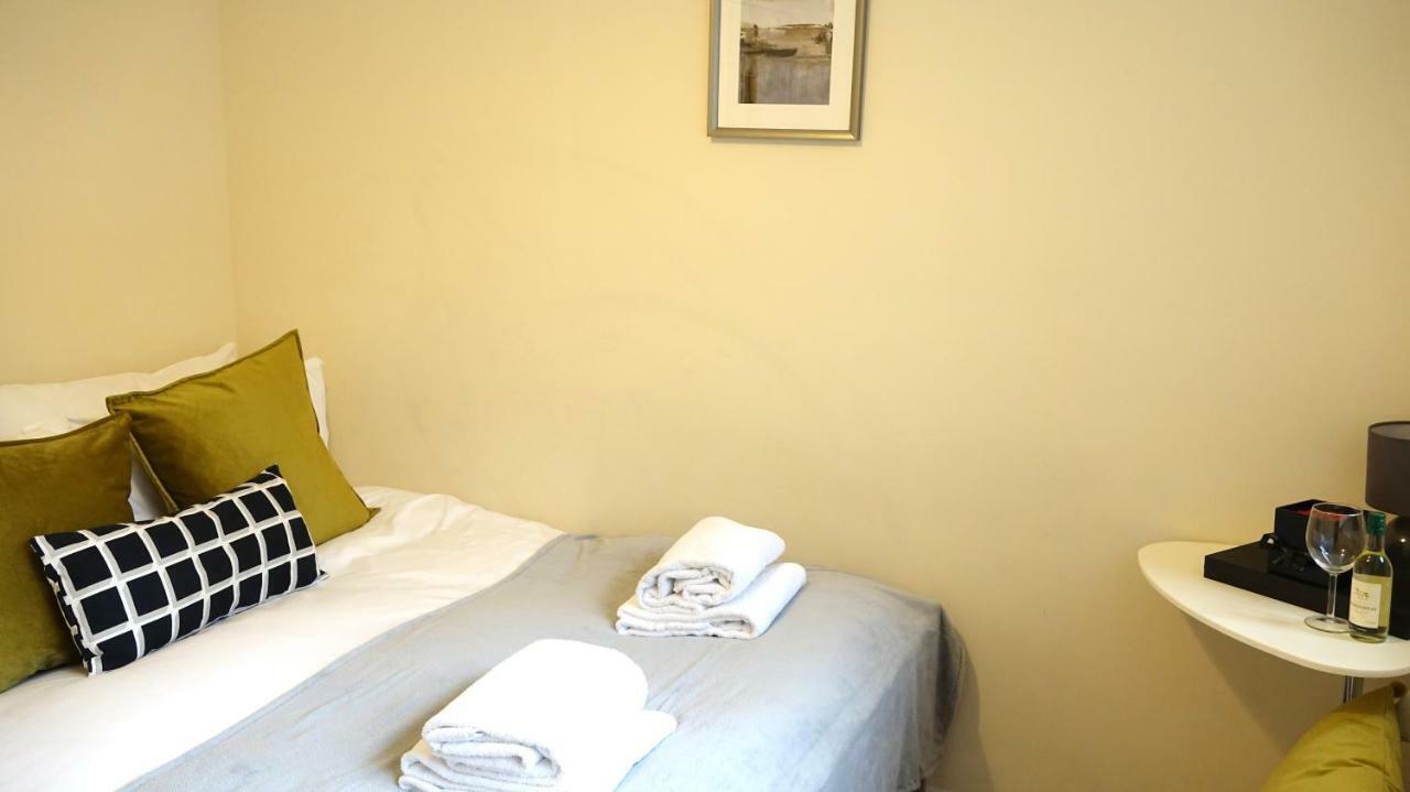 Heathrow Ensuite Rooms- Auto Check In London Exteriör bild