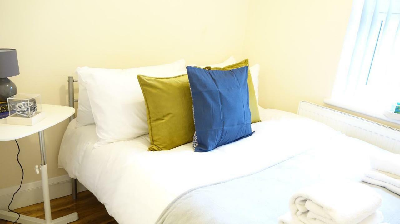 Heathrow Ensuite Rooms- Auto Check In London Exteriör bild