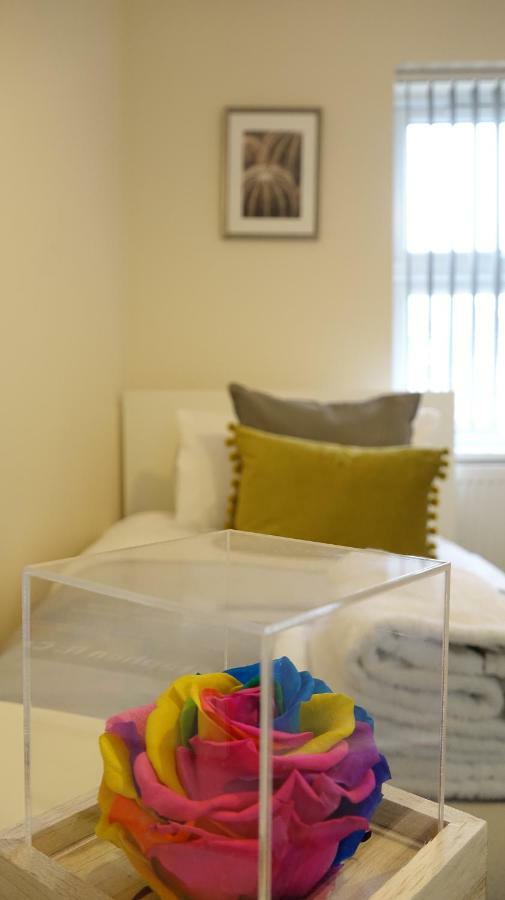 Heathrow Ensuite Rooms- Auto Check In London Exteriör bild