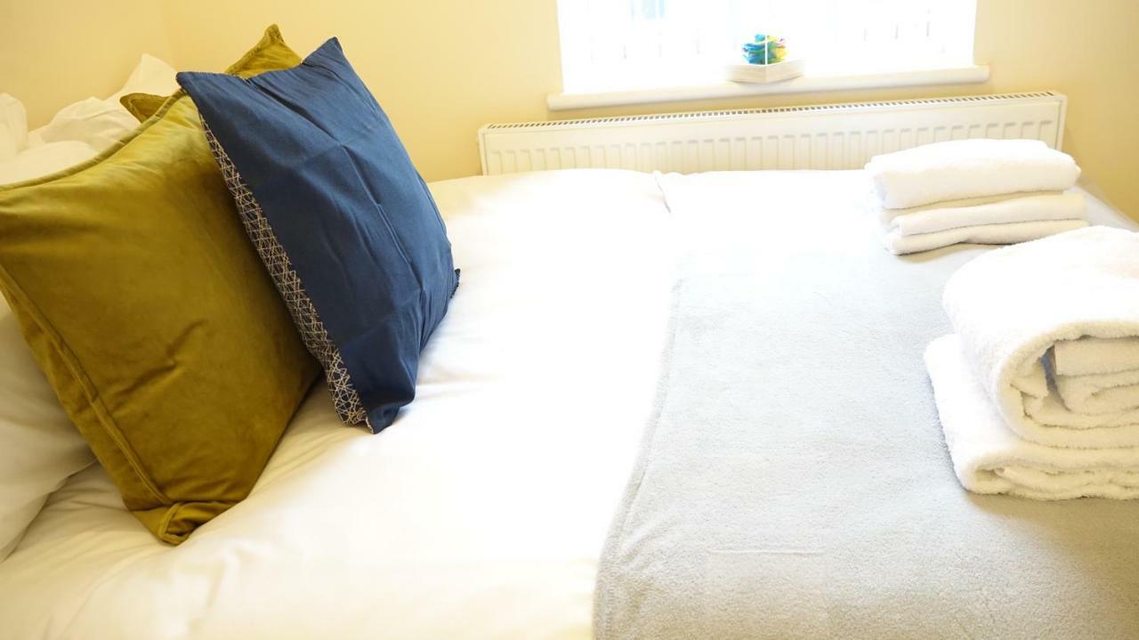 Heathrow Ensuite Rooms- Auto Check In London Exteriör bild