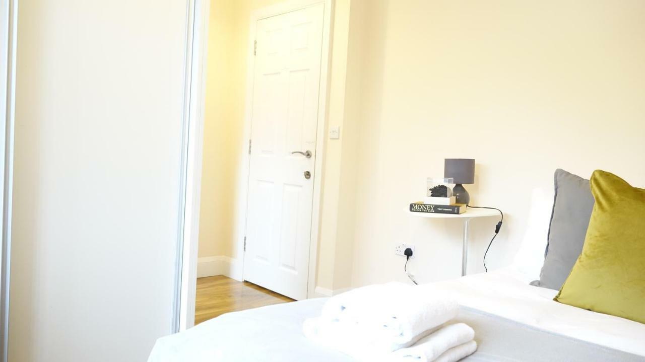 Heathrow Ensuite Rooms- Auto Check In London Exteriör bild