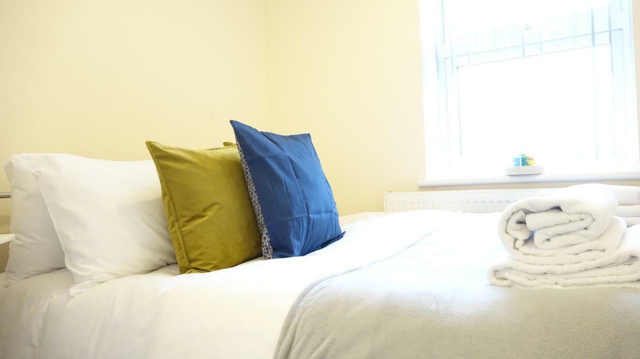 Heathrow Ensuite Rooms- Auto Check In London Exteriör bild