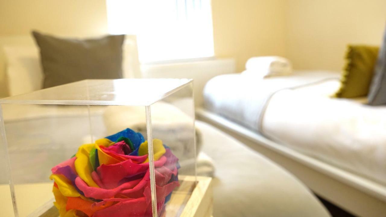 Heathrow Ensuite Rooms- Auto Check In London Exteriör bild