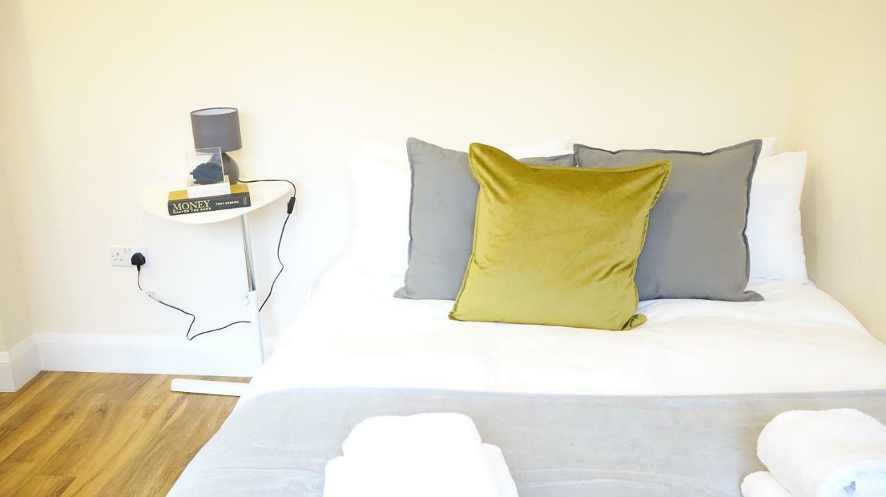 Heathrow Ensuite Rooms- Auto Check In London Exteriör bild