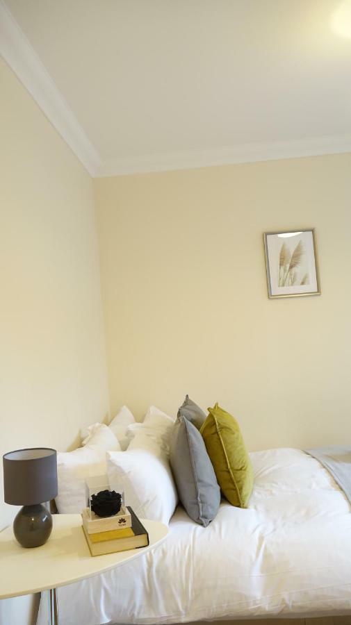 Heathrow Ensuite Rooms- Auto Check In London Exteriör bild