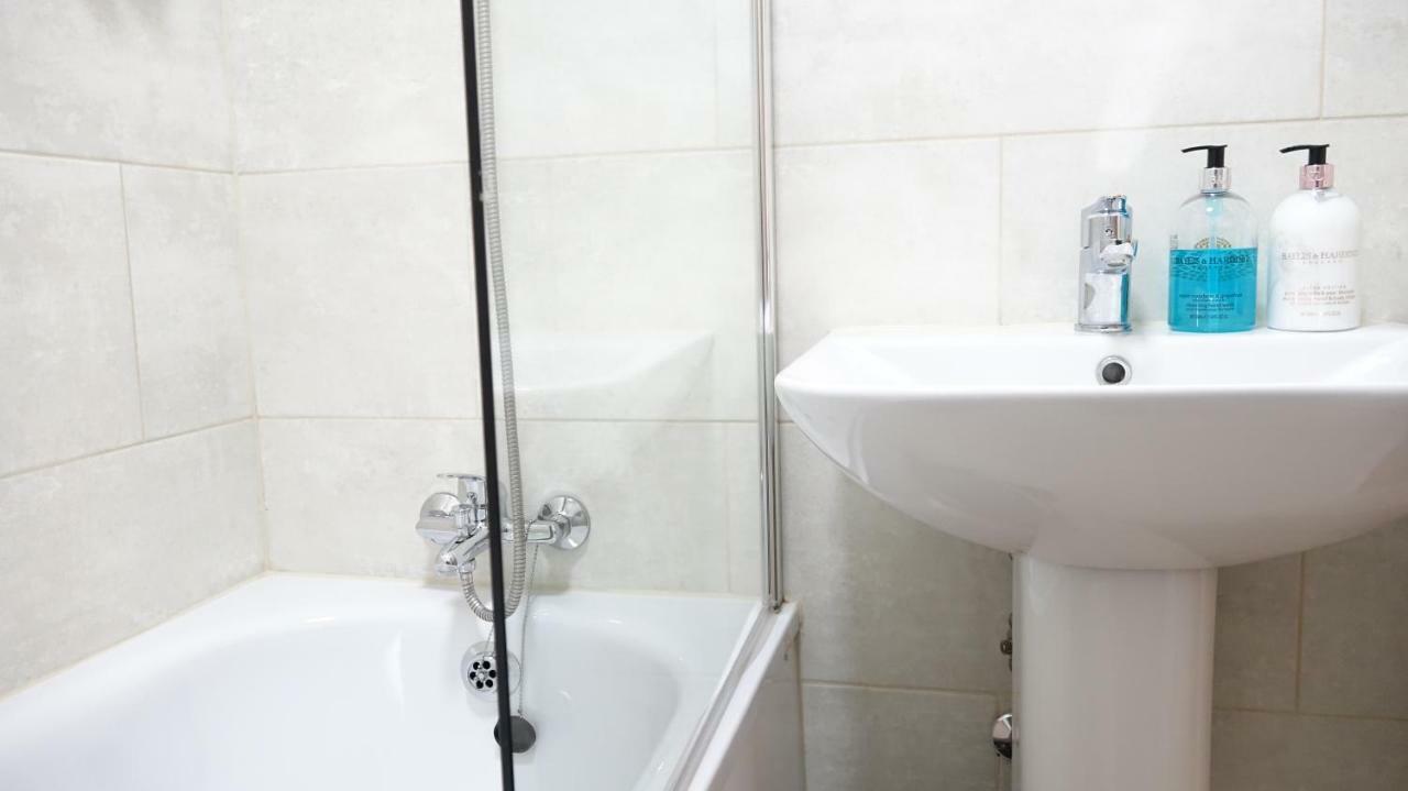 Heathrow Ensuite Rooms- Auto Check In London Exteriör bild