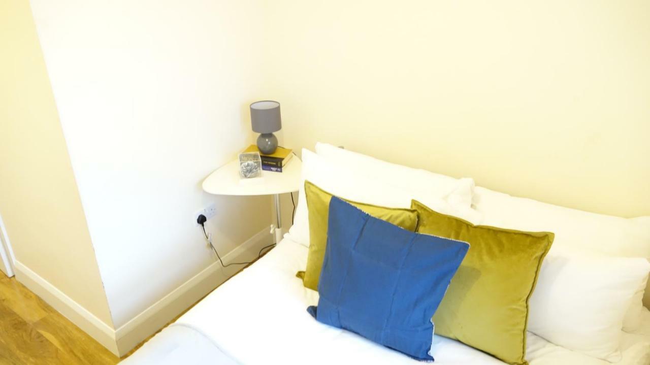 Heathrow Ensuite Rooms- Auto Check In London Exteriör bild
