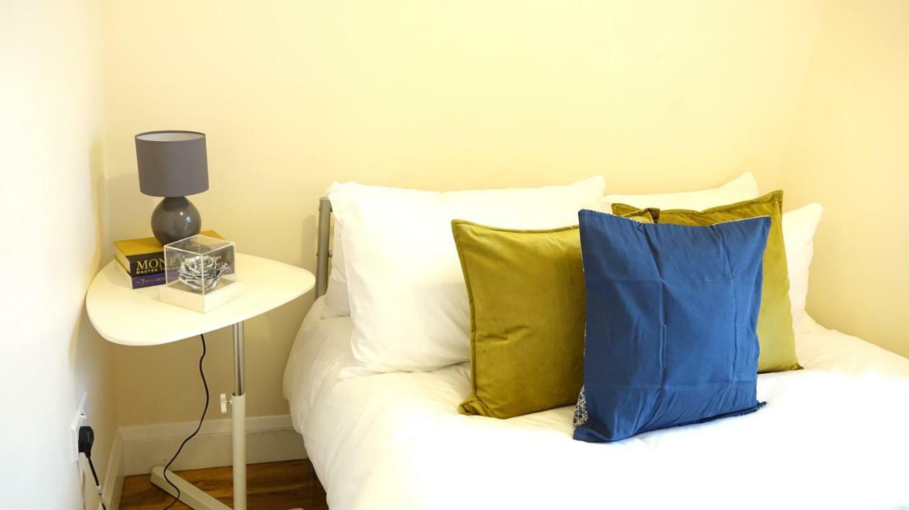 Heathrow Ensuite Rooms- Auto Check In London Exteriör bild