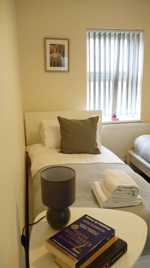 Heathrow Ensuite Rooms- Auto Check In London Exteriör bild