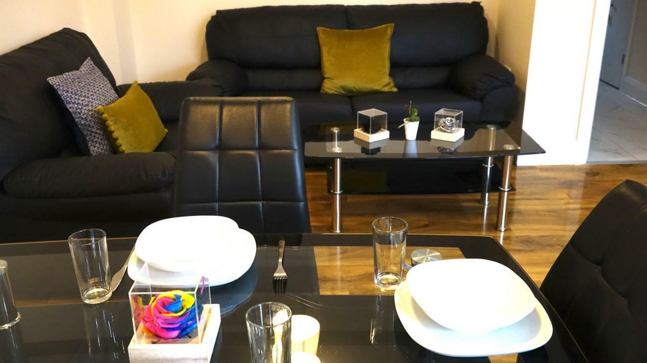 Heathrow Ensuite Rooms- Auto Check In London Exteriör bild