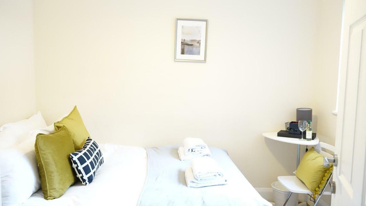 Heathrow Ensuite Rooms- Auto Check In London Exteriör bild