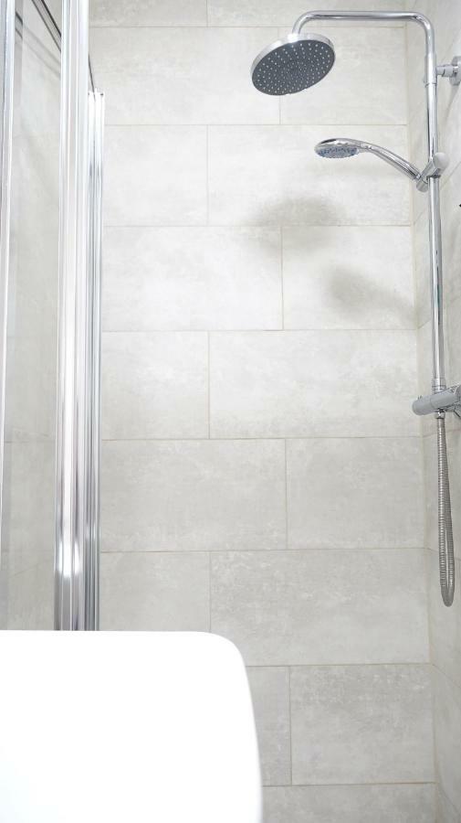 Heathrow Ensuite Rooms- Auto Check In London Exteriör bild