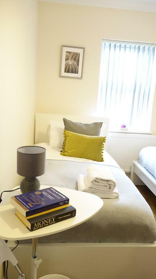 Heathrow Ensuite Rooms- Auto Check In London Exteriör bild
