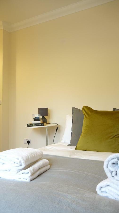 Heathrow Ensuite Rooms- Auto Check In London Exteriör bild