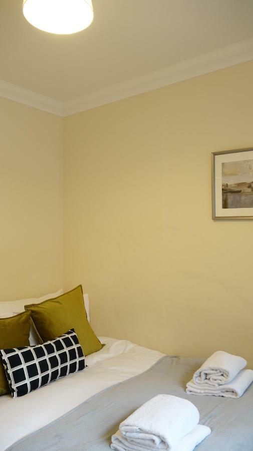 Heathrow Ensuite Rooms- Auto Check In London Exteriör bild