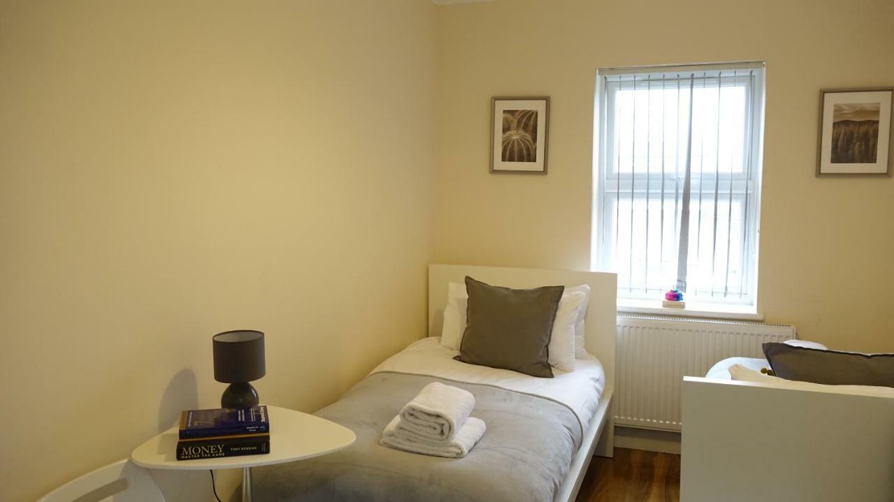 Heathrow Ensuite Rooms- Auto Check In London Exteriör bild