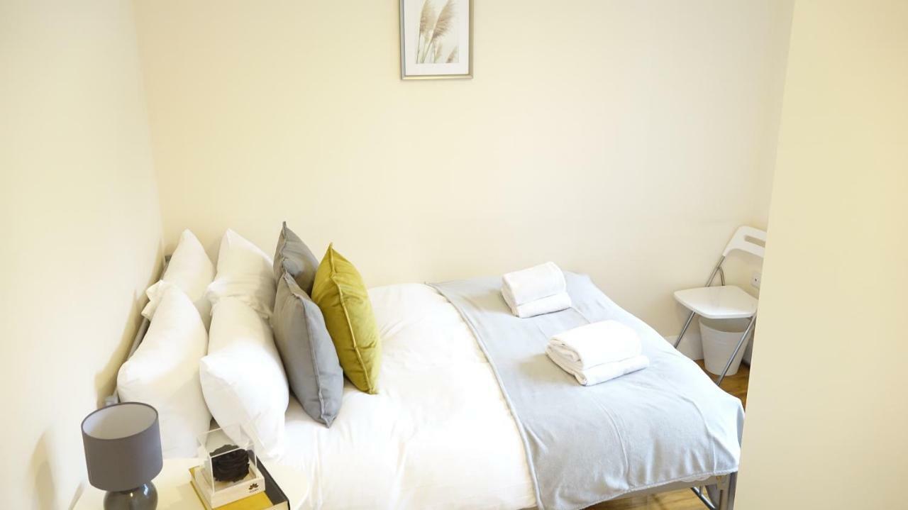 Heathrow Ensuite Rooms- Auto Check In London Exteriör bild